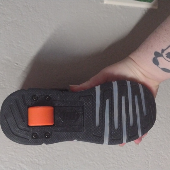 New without tags Red wheeled sneakers - Picture 3 of 4